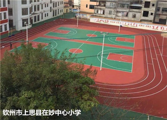 在妙中心小学塑胶篮球场