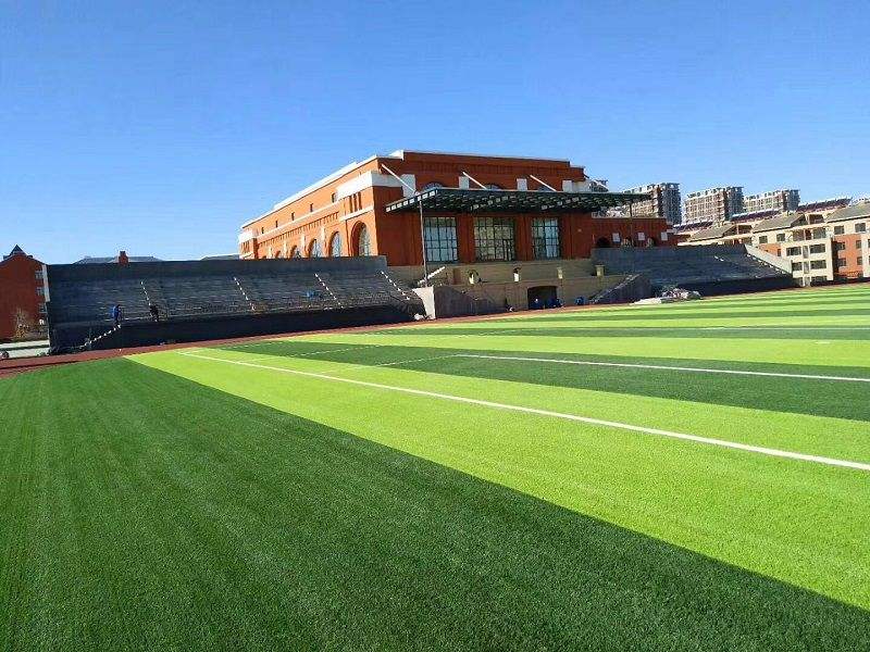 人造草坪放任不管会怎样？适当维护保养才能重新焕发光彩！